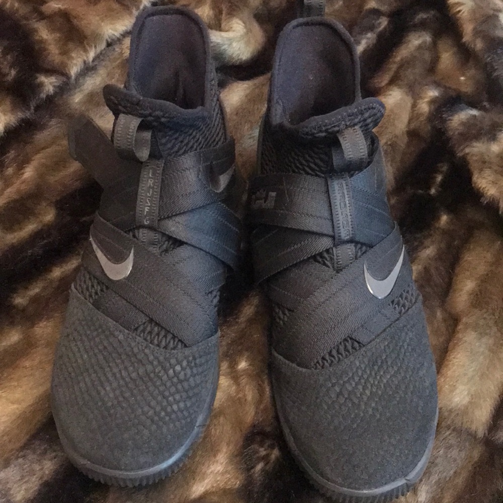 Nike LeBron FlyEase (practically NEW)